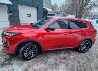 Образец цвета C11 DAZZLING RED на автомобиле - №2