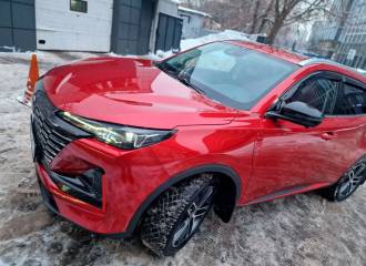 Образец цвета C11 DAZZLING RED на автомобиле - №3