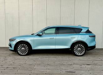 Образец цвета LT4 CLOUD BLUE на автомобиле - №1