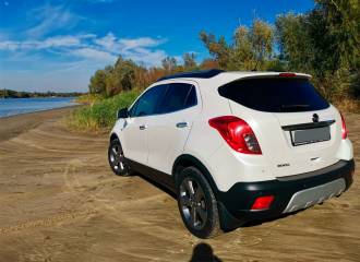 Образец цвета GYN SNOWFLAKE WHITE на автомобиле - №3