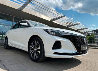 Образец цвета WB8 ICE CRYSTAL WHITE на автомобиле - №1