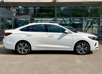 Образец цвета WB8 ICE CRYSTAL WHITE на автомобиле - №2