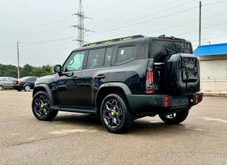 Образец цвета NIGHT BLACK на автомобиле - №3