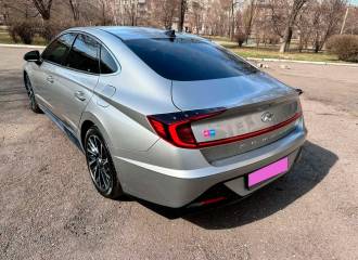 Образец цвета R9S CURATED SILVER на автомобиле - №2