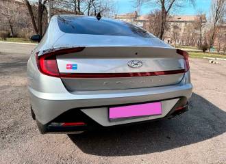 Образец цвета R9S CURATED SILVER на автомобиле - №3