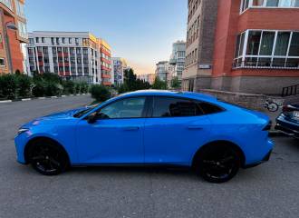 Образец цвета Y12 HAYATE BLUE на автомобиле - №3