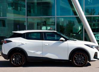 Образец цвета W1 IVORY WHITE на автомобиле - №3