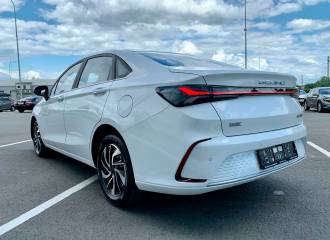 Образец цвета 082 WHITE PEARL на автомобиле - №2