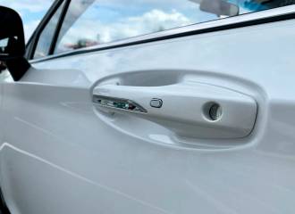 Образец цвета 082 WHITE PEARL на автомобиле - №3