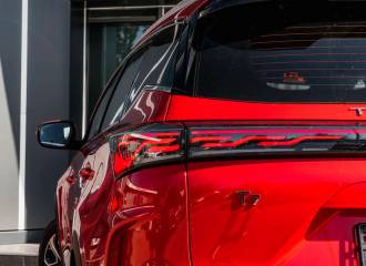 Образец цвета PLANTOM RED на автомобиле - №3