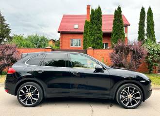 Образец цвета L041 TIEFSCHWARZ на автомобиле - №2