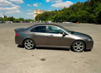 Образец цвета YR562P CARBON BRONZE на автомобиле - №3