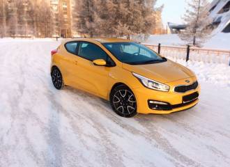 Образец цвета AAY URBAN YELLOW на автомобиле - №1