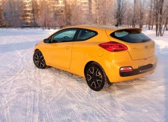 Образец цвета AAY URBAN YELLOW на автомобиле - №2