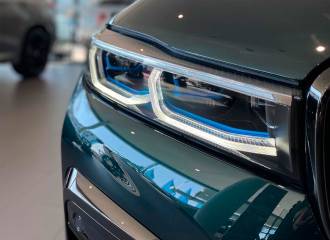 Образец цвета A43 TIEFGRUEN на автомобиле - №1