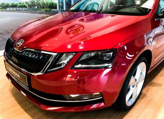 Образец цвета LS3P CERVENA VOLCANO/VULKAN ROT на автомобиле - №1