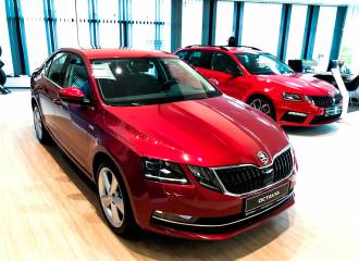 Образец цвета LS3P CERVENA VOLCANO/VULKAN ROT на автомобиле - №2