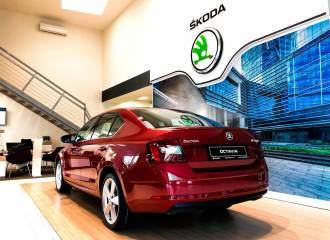 Образец цвета LS3P CERVENA VOLCANO/VULKAN ROT на автомобиле - №3