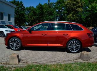 Образец цвета LF3T ORANZOVA CAYENNE/CAYENNE ORANGE на автомобиле - №1