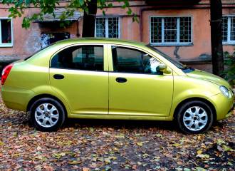 Образец цвета ED APRICOT YELLOW на автомобиле - №2