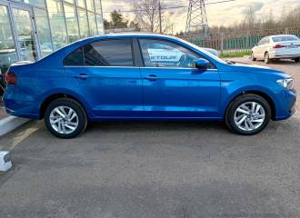 Образец цвета LA5W RAVENNABLAU на автомобиле - №2