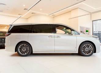 Образец цвета BS01 MOON SILVER на автомобиле - №1